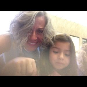 Meet your Posher, Mona